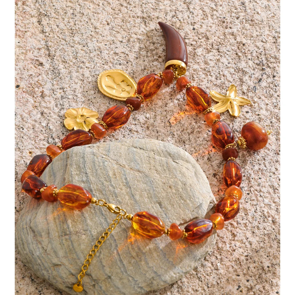 Amber resin flower necklace in gold-plated stainless steel with resin.