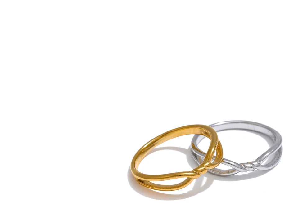 Minimalist geometric ring in 18K gold-plated stainless steel.