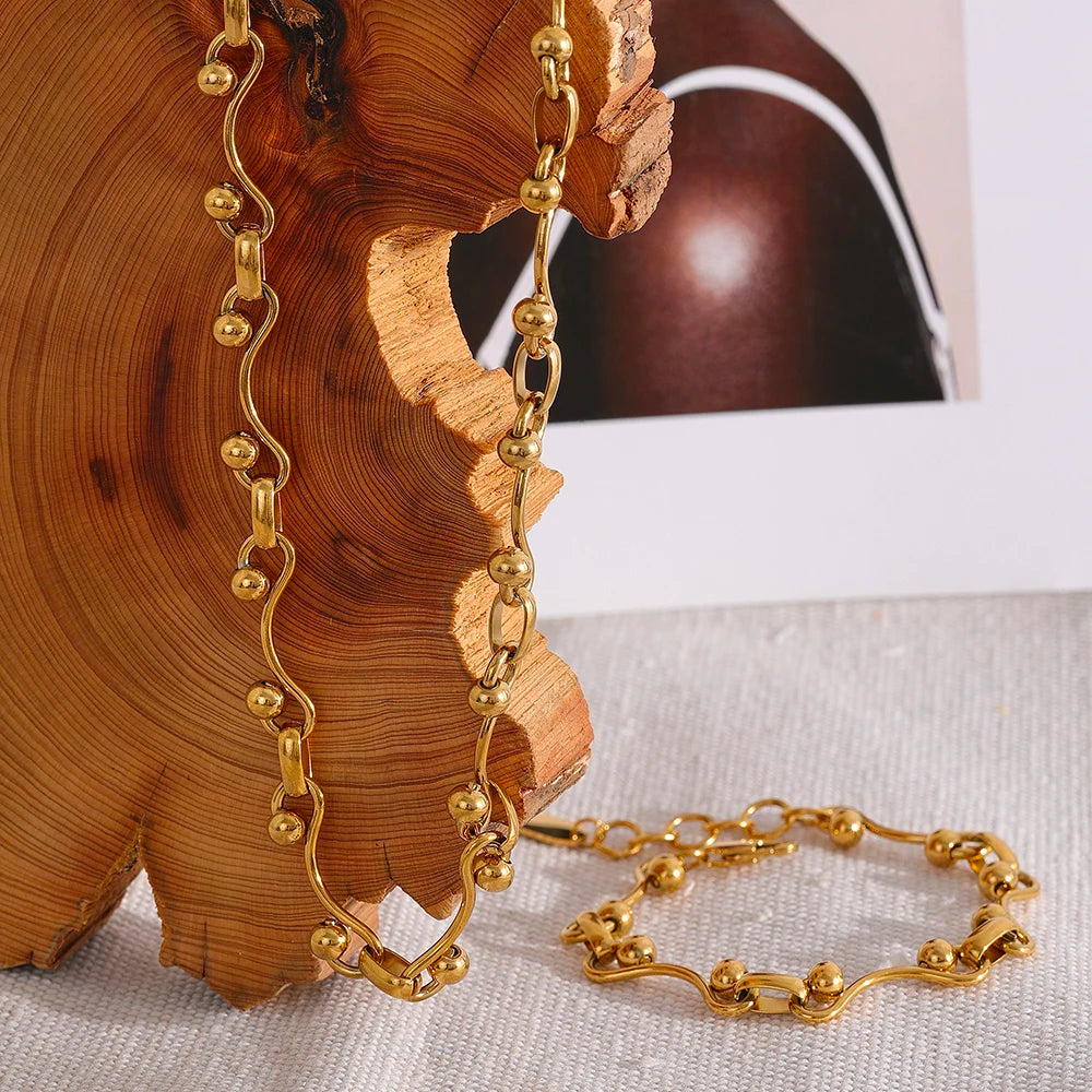 Geometric chain necklace in 18K gold-plated stainless steel.