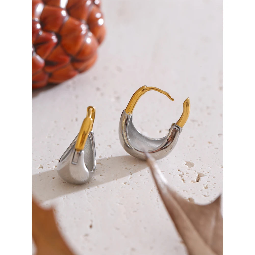 Geometric earrings in gold-plated stainless steel.