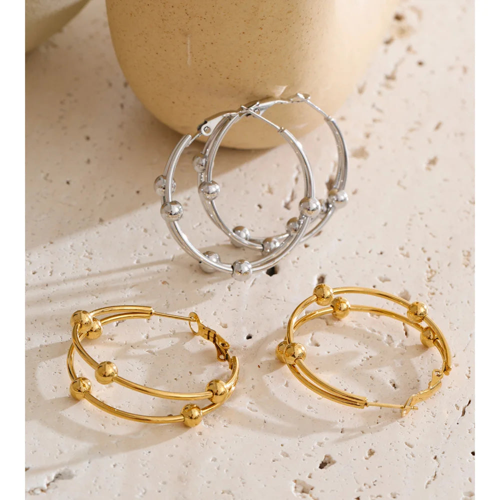 Geometric earrings in gold-plated stainless steel.