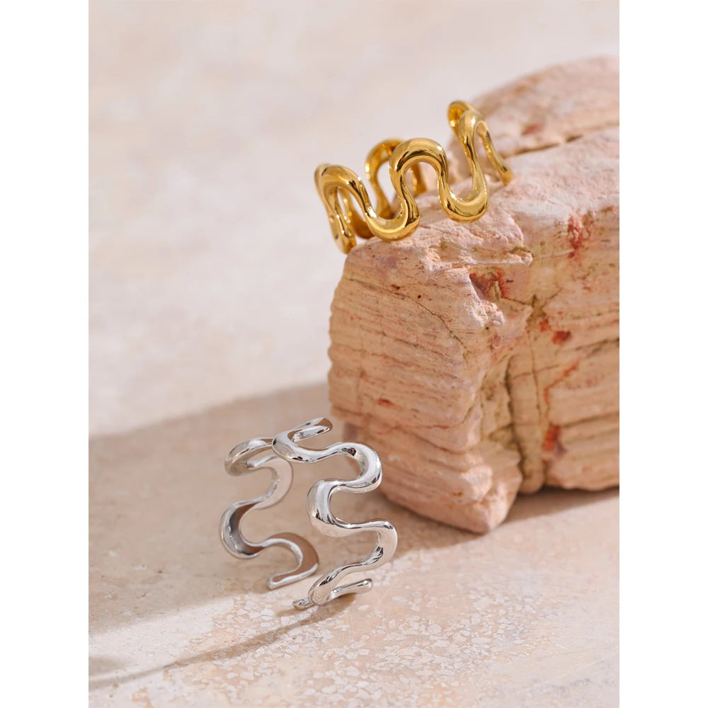 Minimalist geometric ring in gold-plated stainless steel.