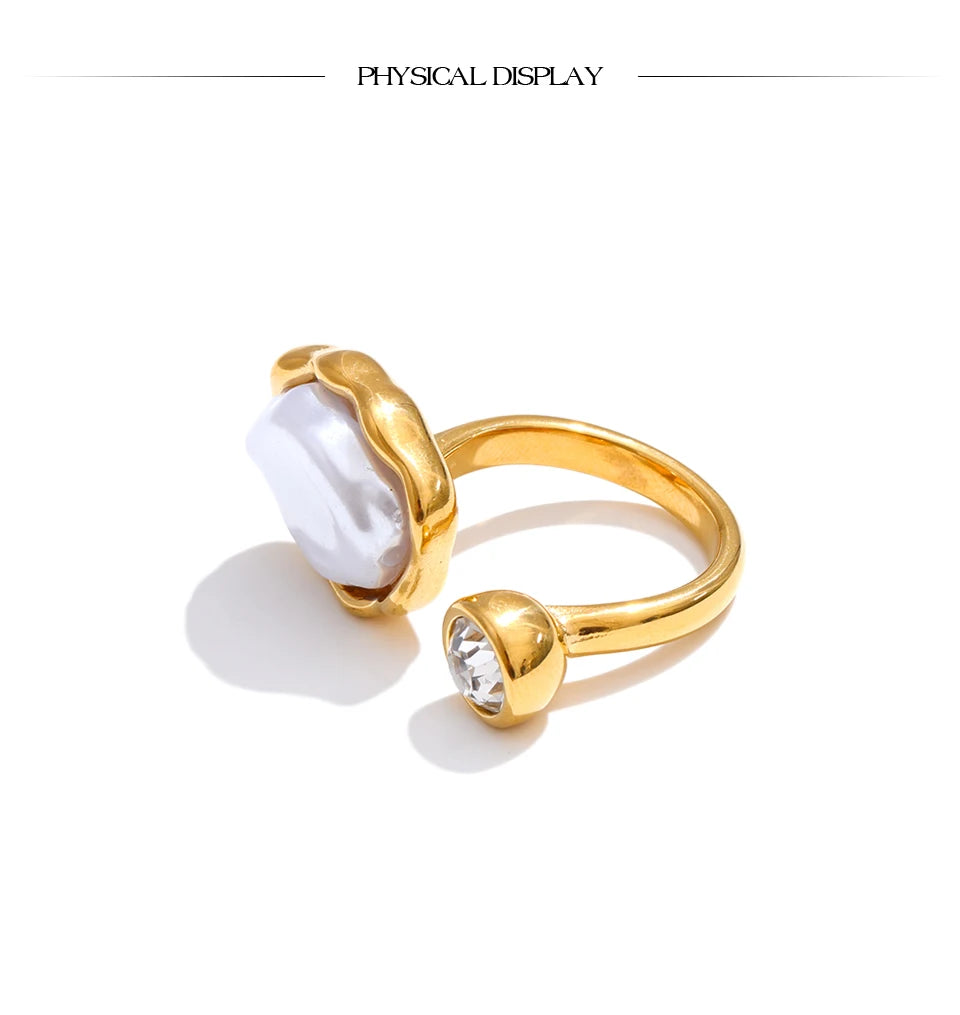 Cubic zirconia pearl geometric ring in 18K gold-plated stainless steel with pearl and cubic zirconia.