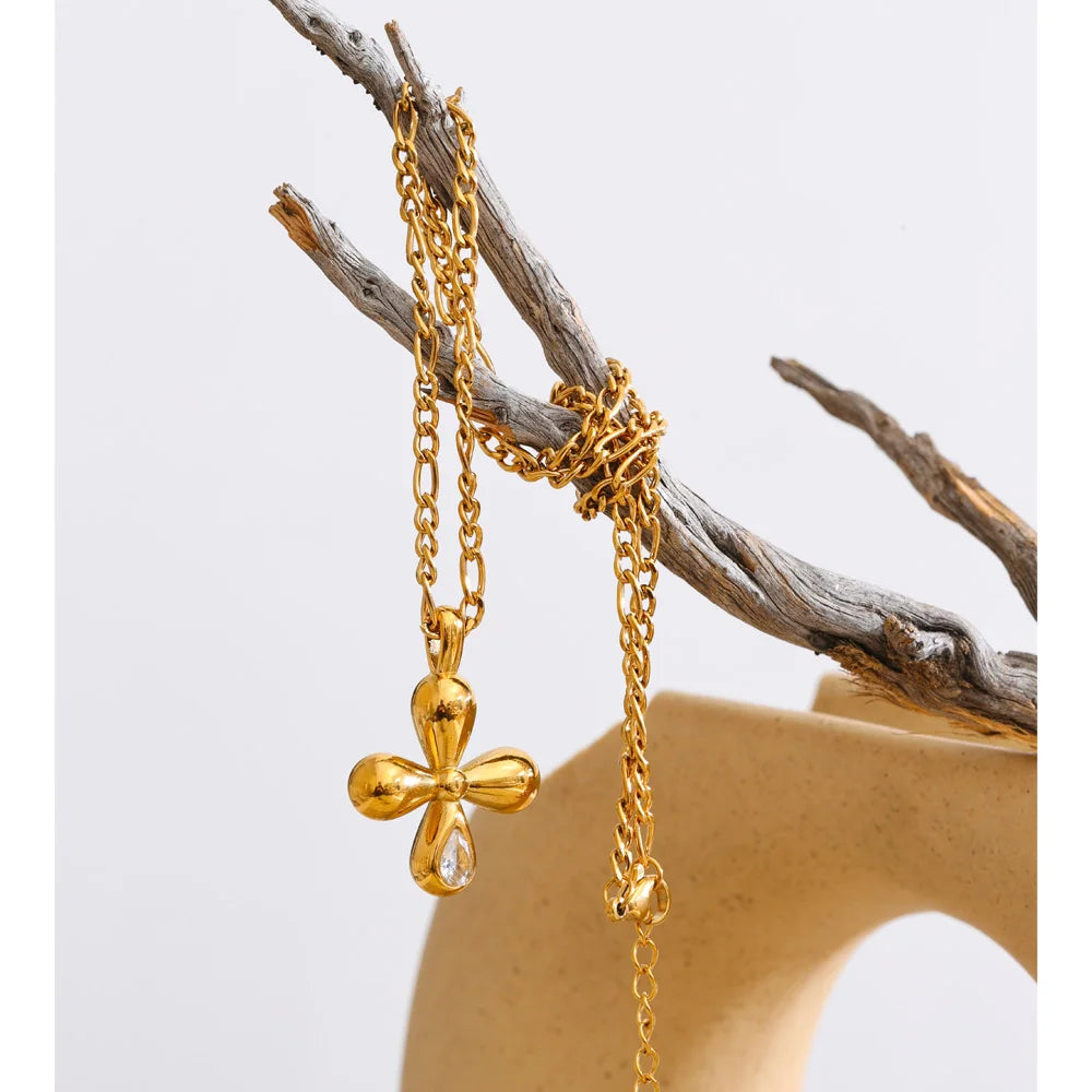 Cubic zirconia flower necklace in gold-plated stainless steel with cubic zirconia.