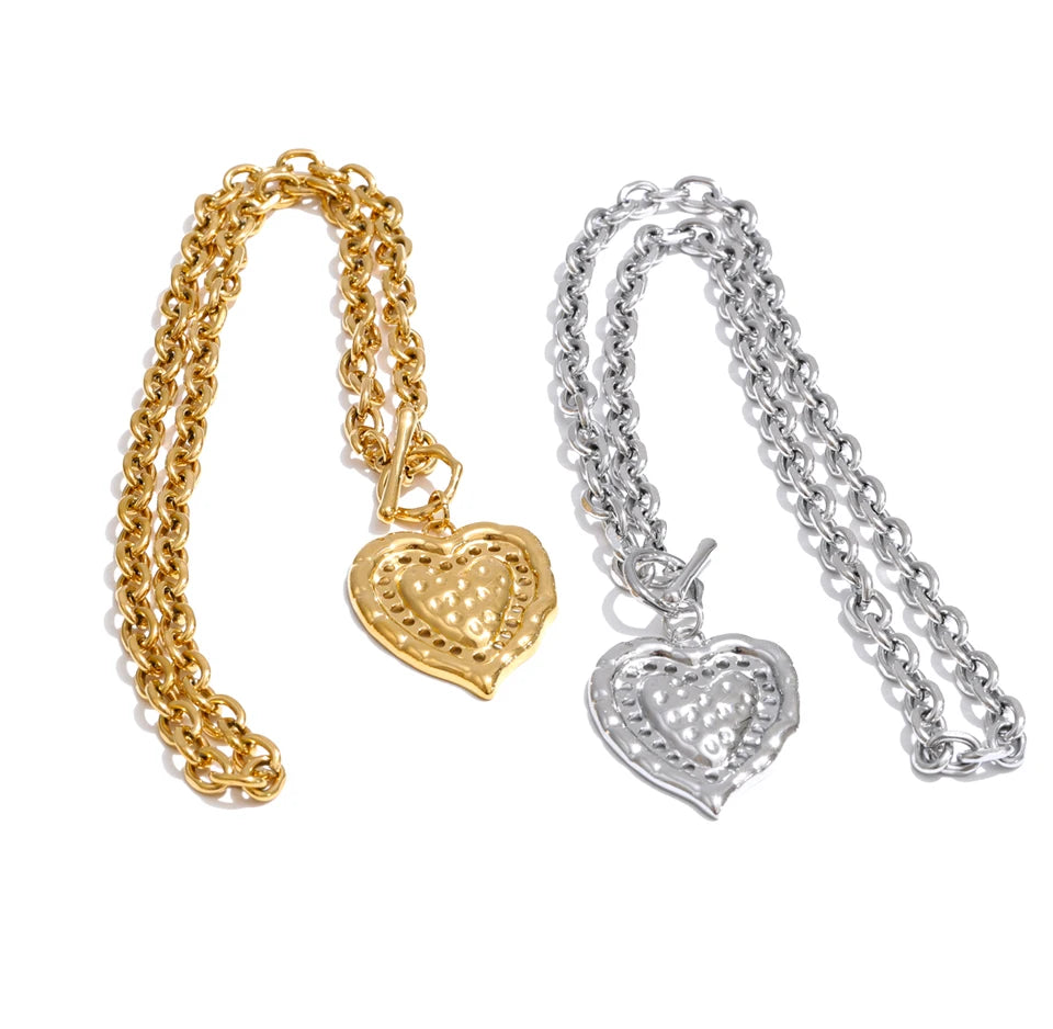 Heart necklace in gold-plated stainless steel.