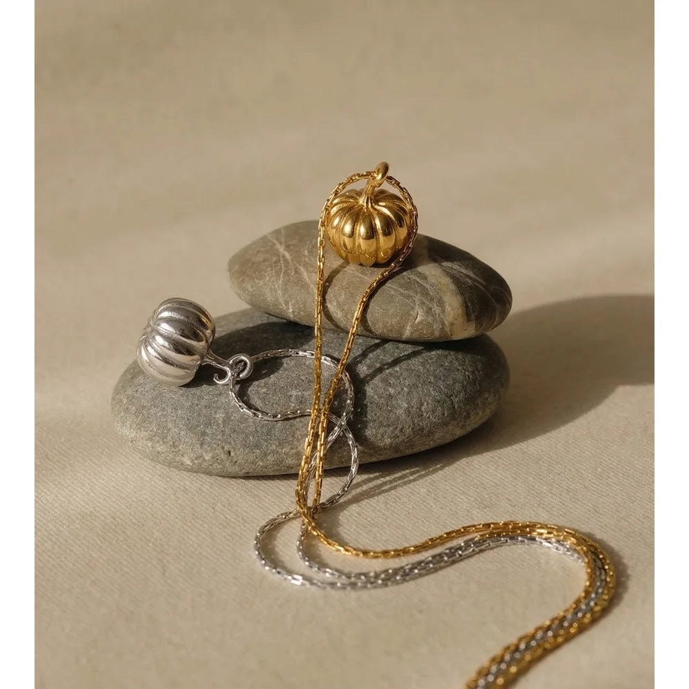 Geometric necklace in gold-plated stainless steel.