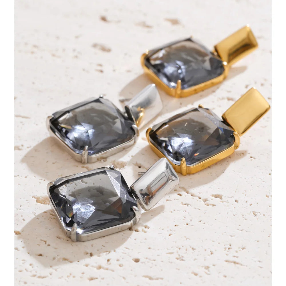 Cubic zirconia geometric earrings in gold-plated stainless steel with cubic zirconia.