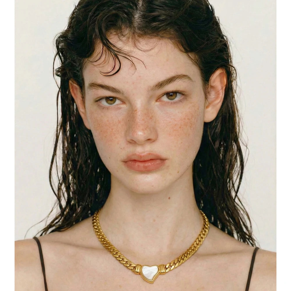 Shell heart chain necklace in gold-plated stainless steel with shell.