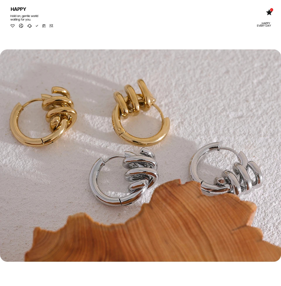 Geometric earrings in gold-plated stainless steel.