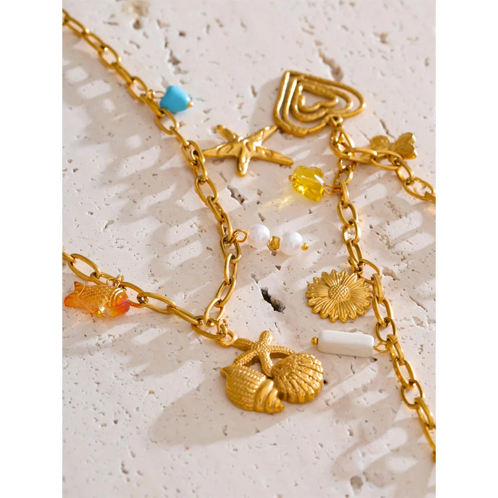 Pearl shell flower necklace in gold-plated stainless steel with pearl and shell.