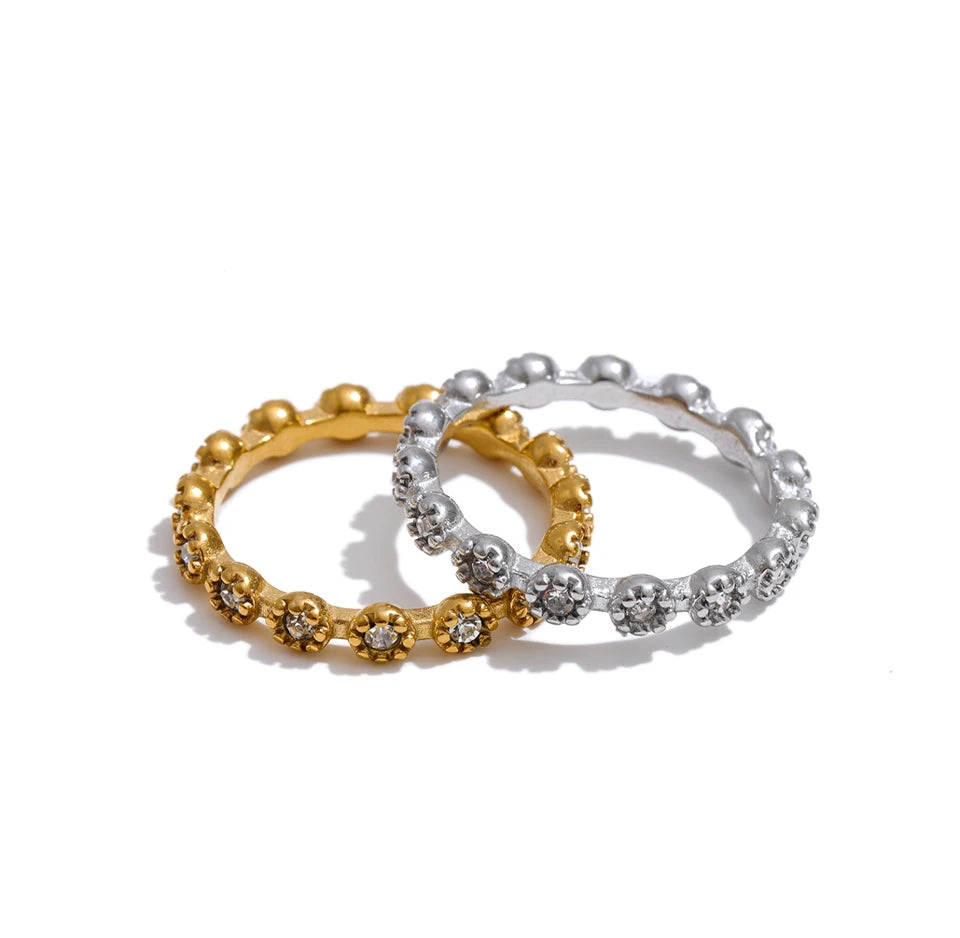 Cubic zirconia flower geometric ring in 18K gold-plated stainless steel with cubic zirconia.