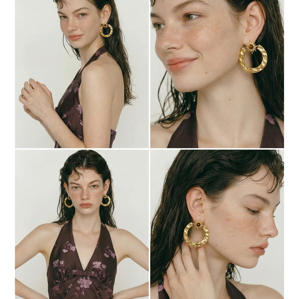 Natural stone star geometric earrings in gold-plated stainless steel with natural stone.