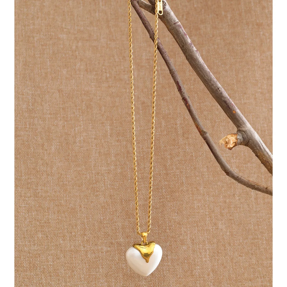 Pearl heart necklace in gold-plated stainless steel with pearl.