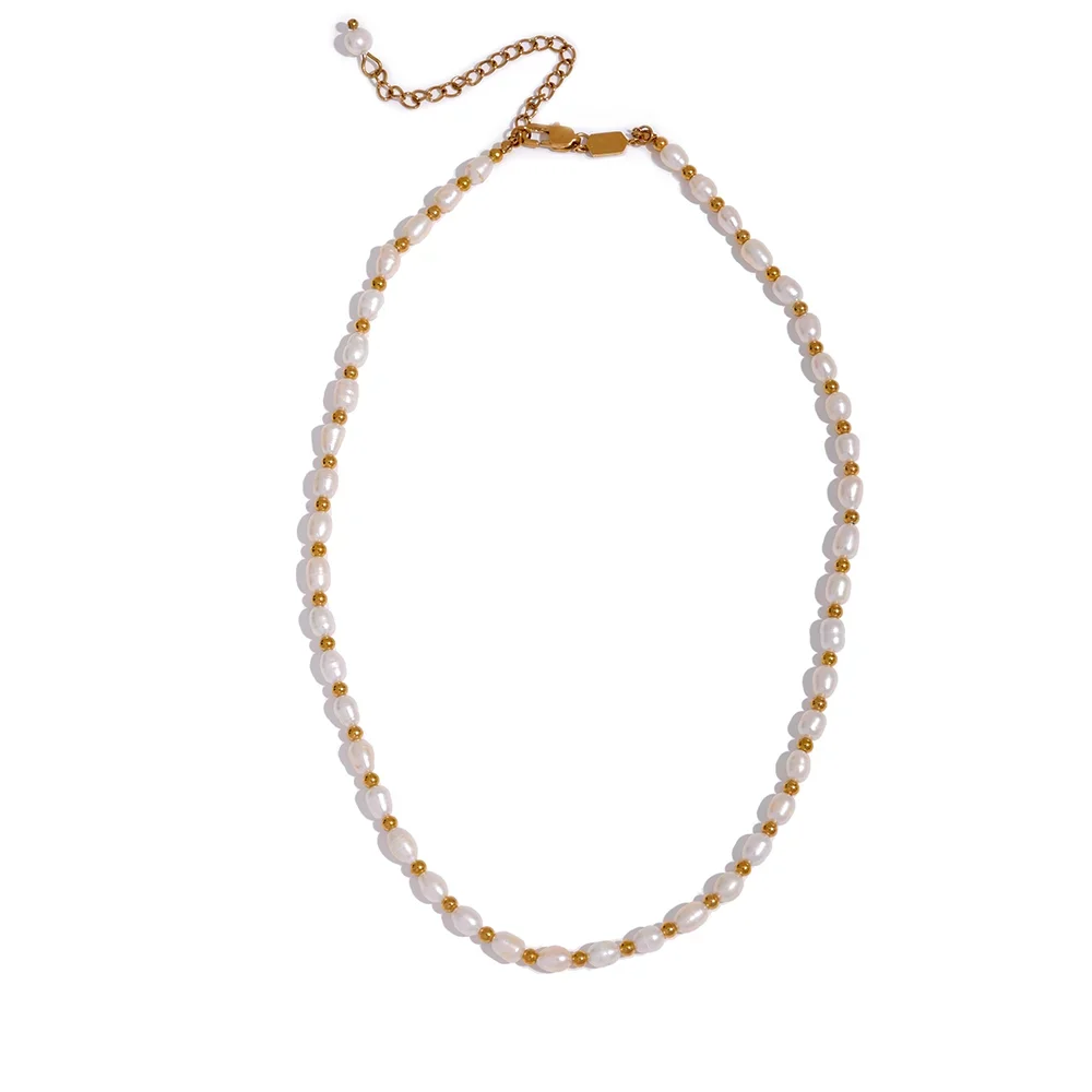 Freshwater pearl geometric necklace in gold-plated stainless steel with freshwater pearl.