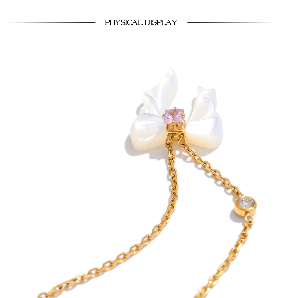 Shell butterfly necklace in gold-plated stainless steel with shell.