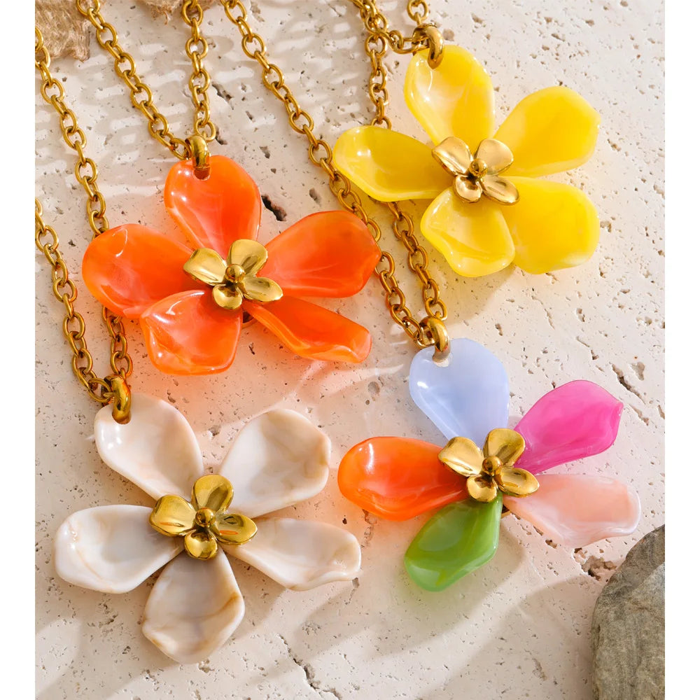 Resin acrylic flower necklace in gold-plated stainless steel with resin and acrylic.