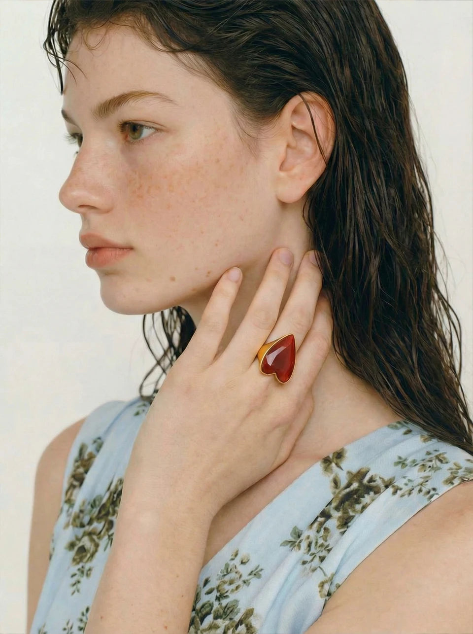 Red natural stone heart ring in 18K gold-plated stainless steel with natural stone.