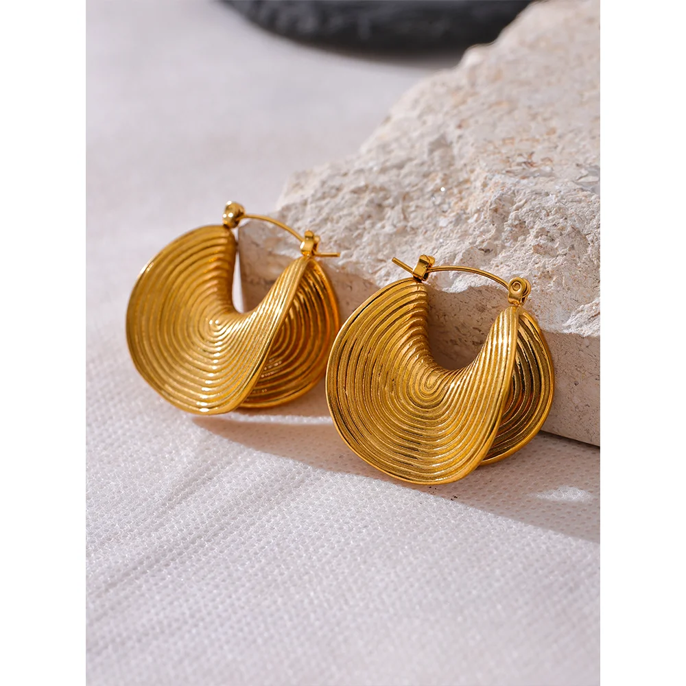Geometric earrings in gold-plated stainless steel.