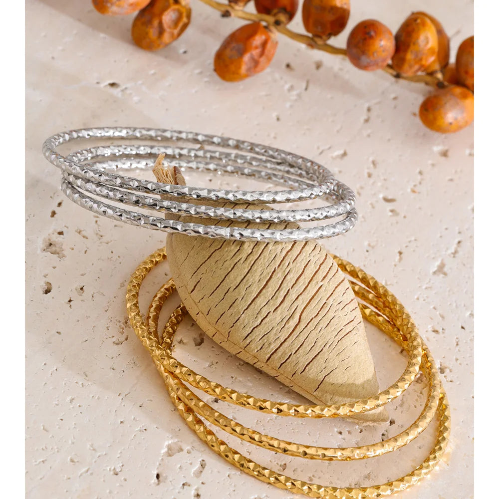 Geometric bracelet in gold-plated stainless steel.