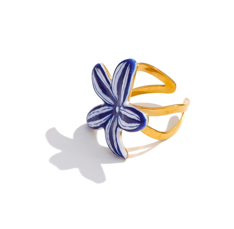 Enamel flower ring in 18K gold-plated stainless steel with enamel.