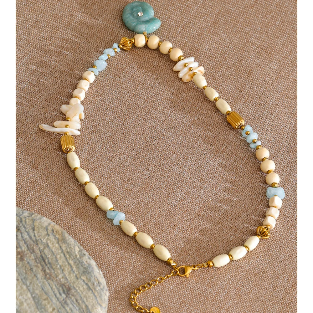 Shell natural stone beaded necklace in gold-plated stainless steel with natural stone and shell.