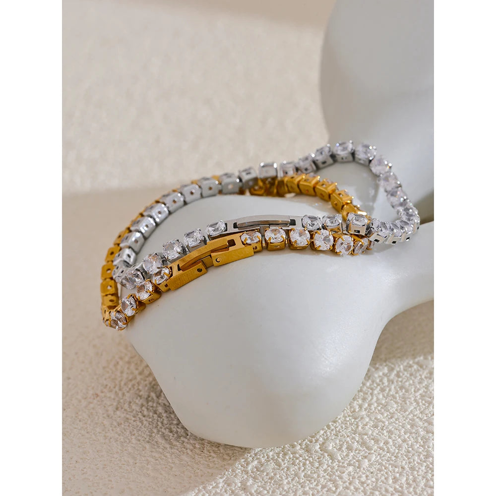 Cubic zirconia geometric chain necklace in gold-plated stainless steel with cubic zirconia.