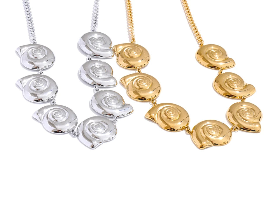 Shell geometric chain necklace in gold-plated stainless steel with shell.