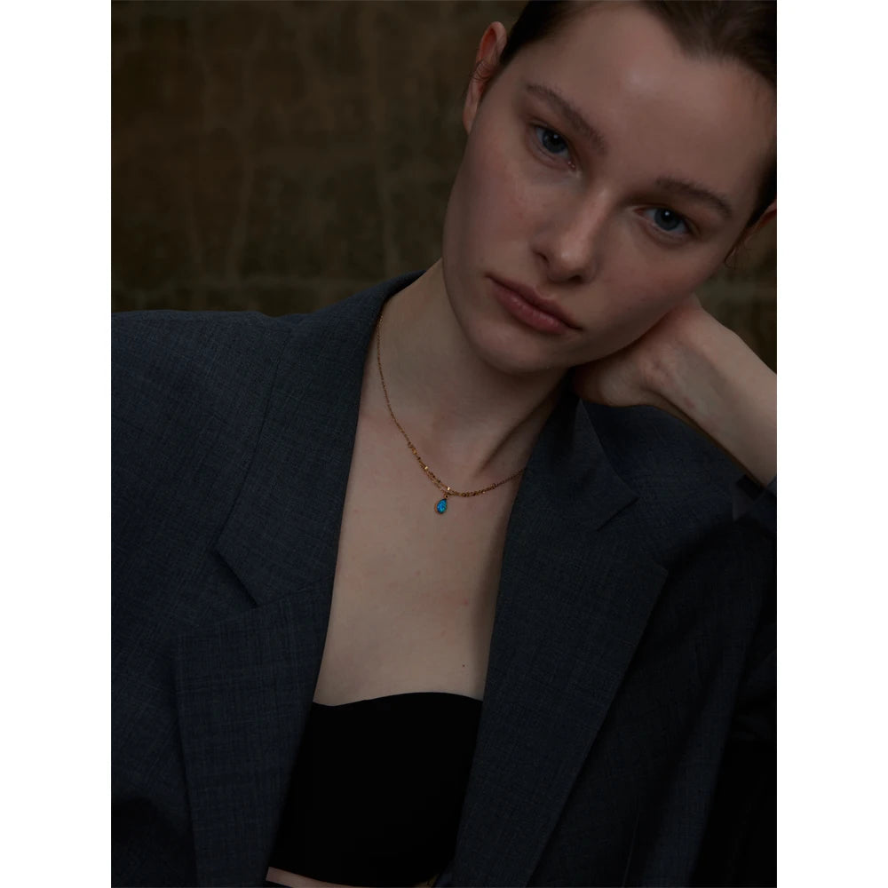 Blue natural stone geometric necklace in gold-plated stainless steel with natural stone.