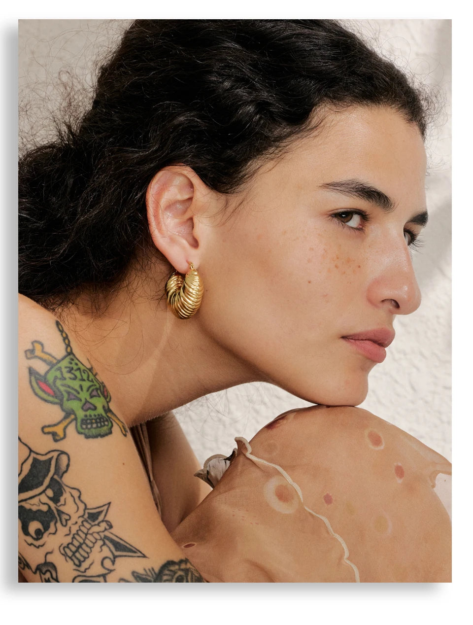 Geometric earrings in gold-plated stainless steel.