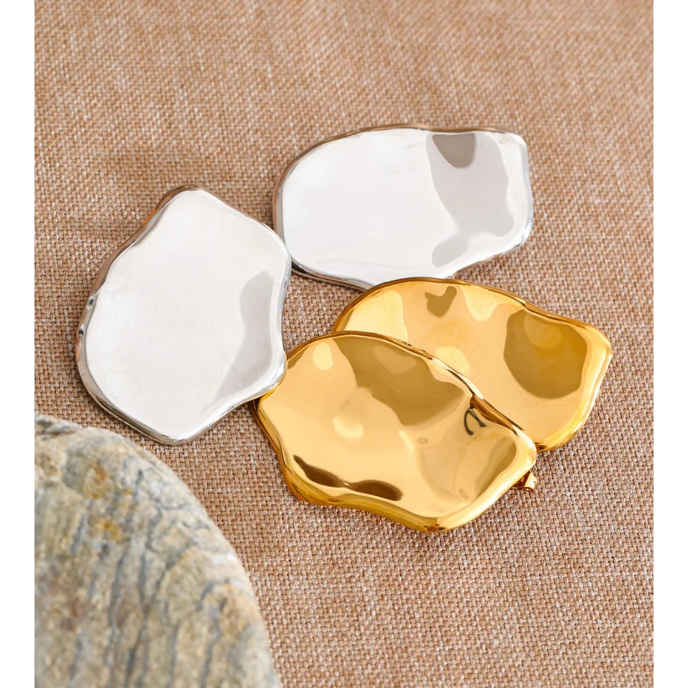 Geometric earrings in gold-plated stainless steel.