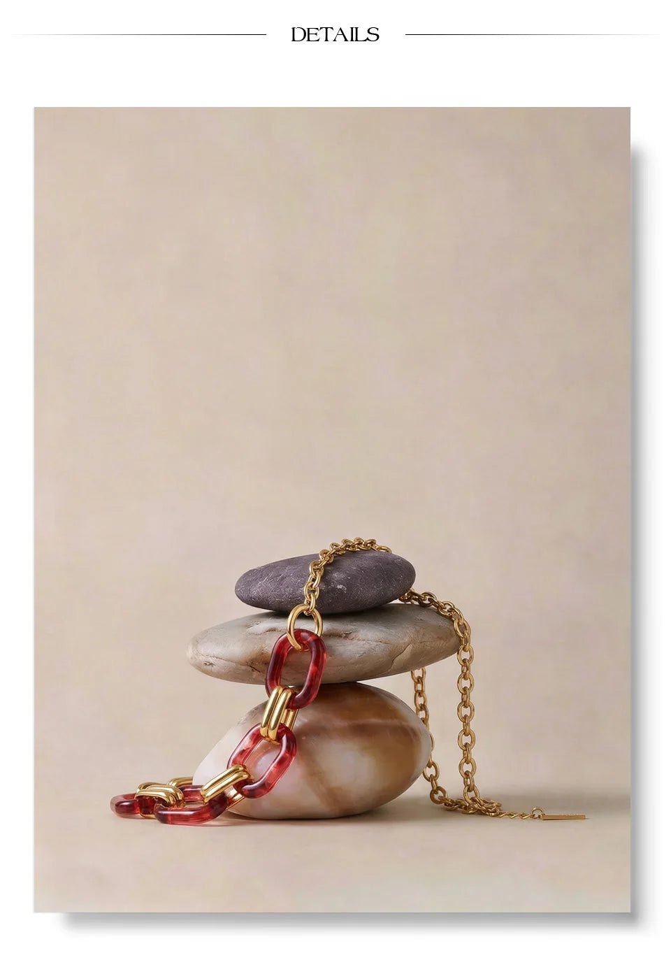 Resin geometric chain necklace in gold-plated stainless steel with resin.