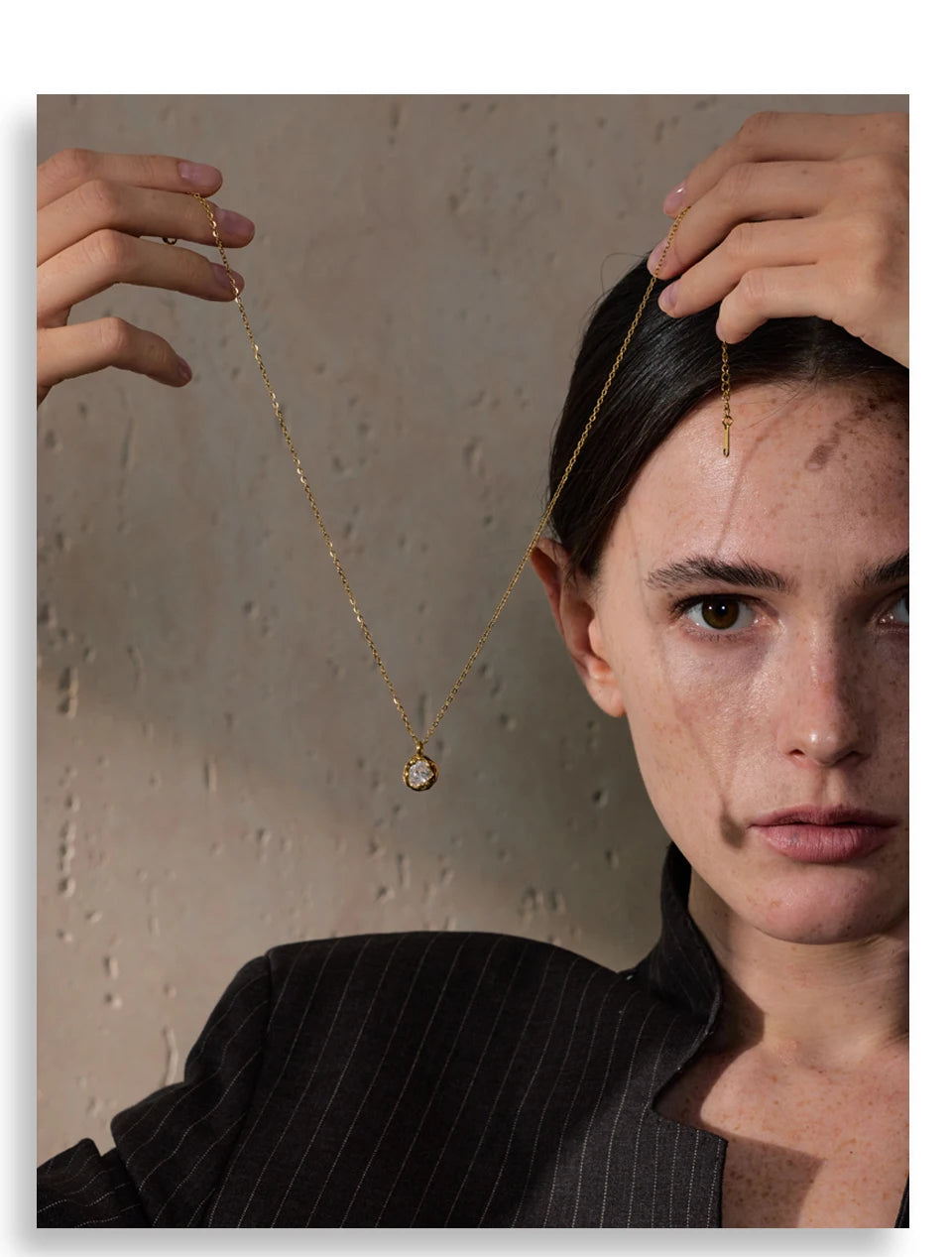 Cubic zirconia geometric necklace in gold-plated stainless steel with cubic zirconia.