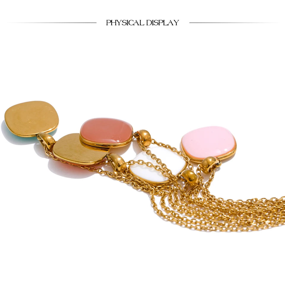 Geometric necklace in gold-plated stainless steel.