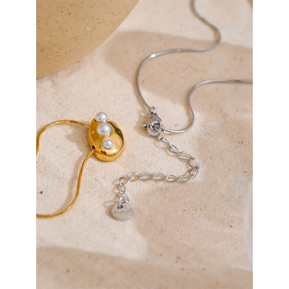Pearl geometric necklace in gold-plated stainless steel with pearl.