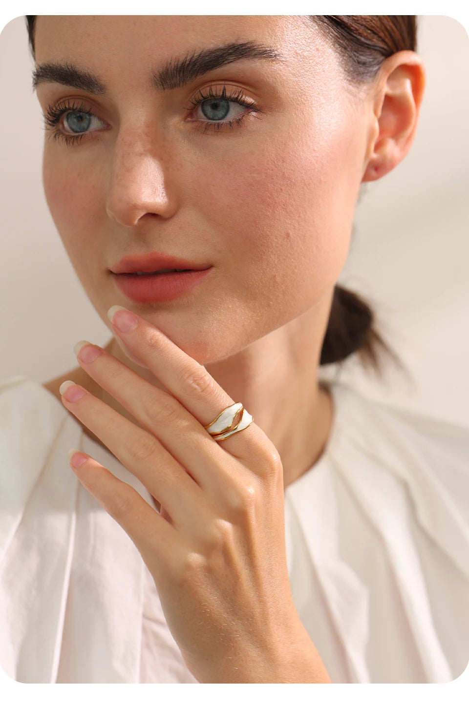 White enamel geometric ring in 18K gold-plated stainless steel with enamel.
