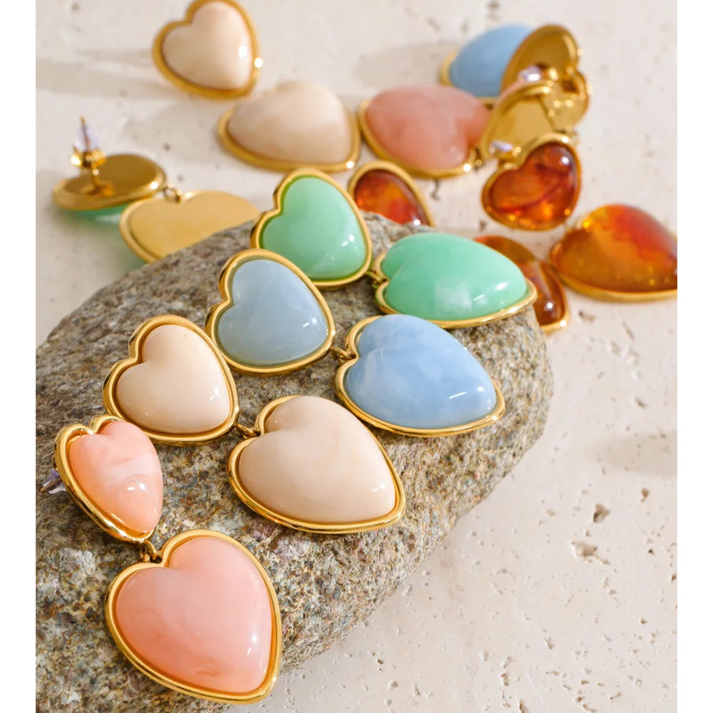 Resin acrylic heart earrings in gold-plated stainless steel with resin and acrylic.