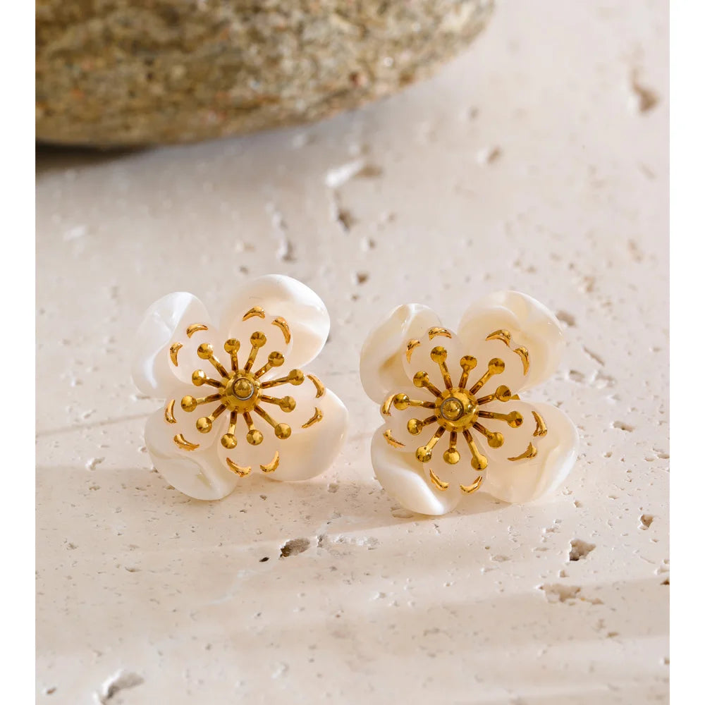Resin flower earrings in gold-plated stainless steel with resin.