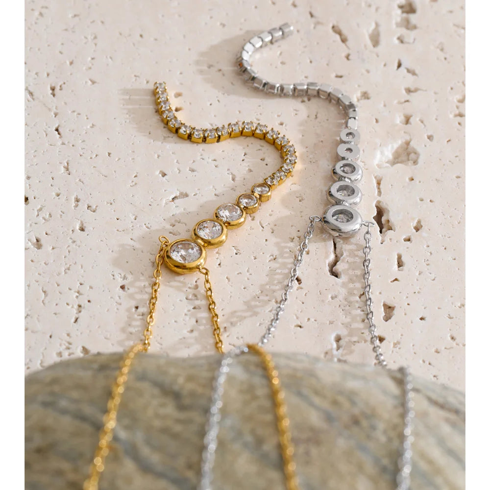 Cubic zirconia geometric necklace in gold-plated stainless steel with cubic zirconia.