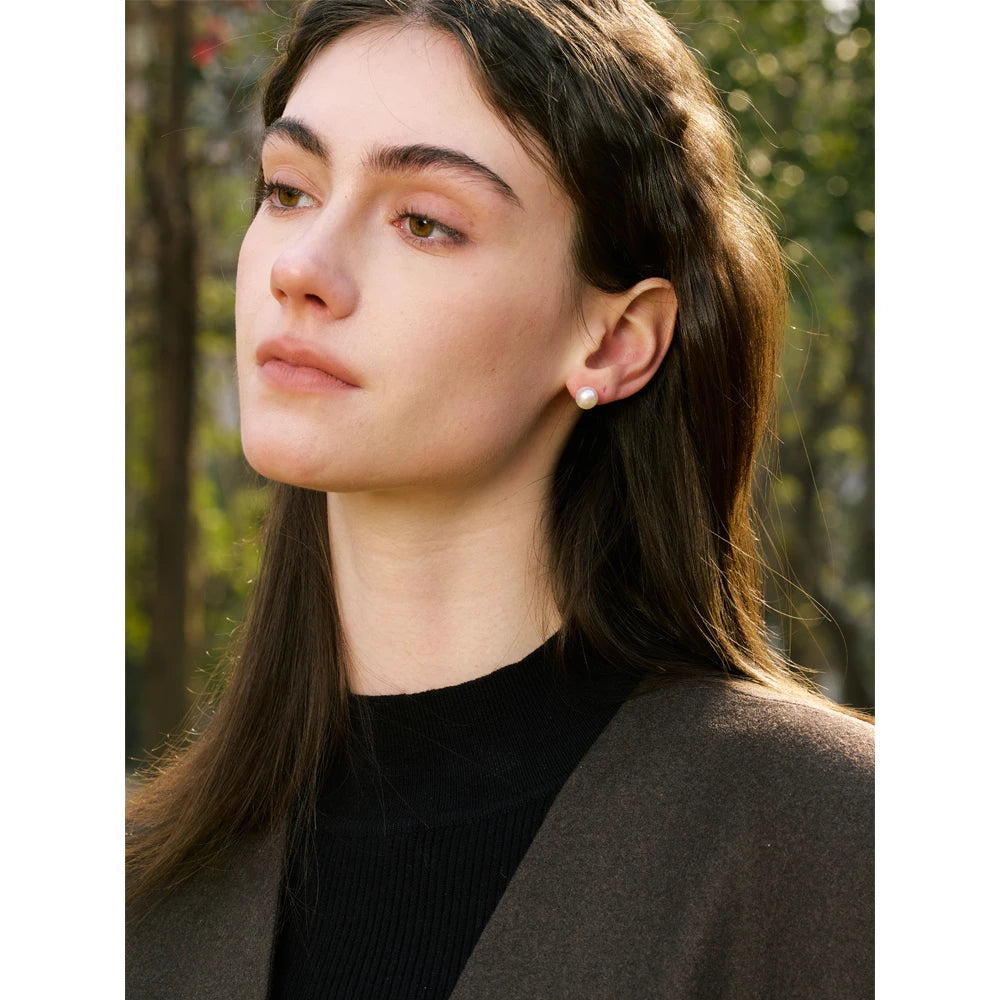 Freshwater pearl geometric earrings in gold-plated stainless steel with freshwater pearl.