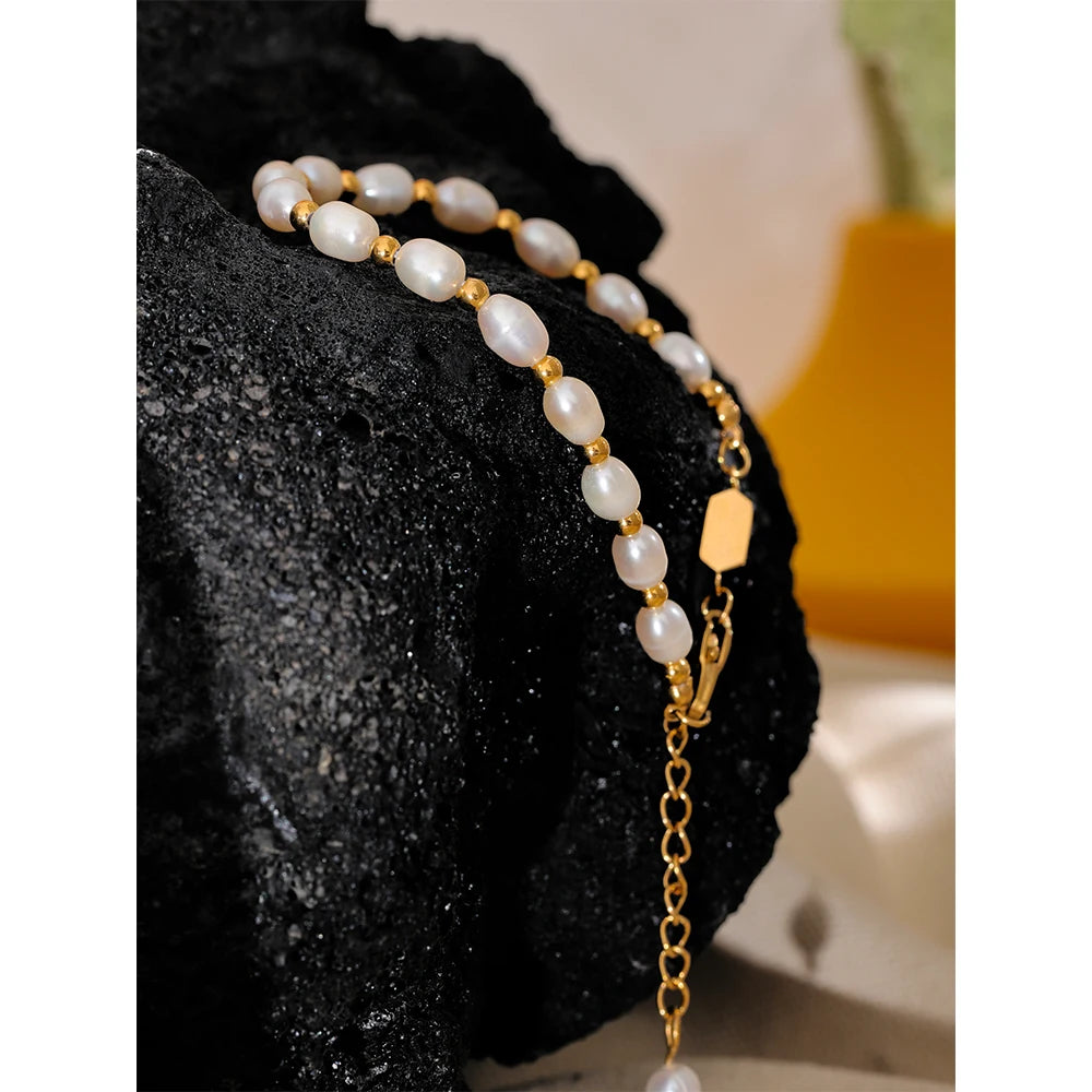 Freshwater pearl geometric bracelet in gold-plated stainless steel with freshwater pearl.