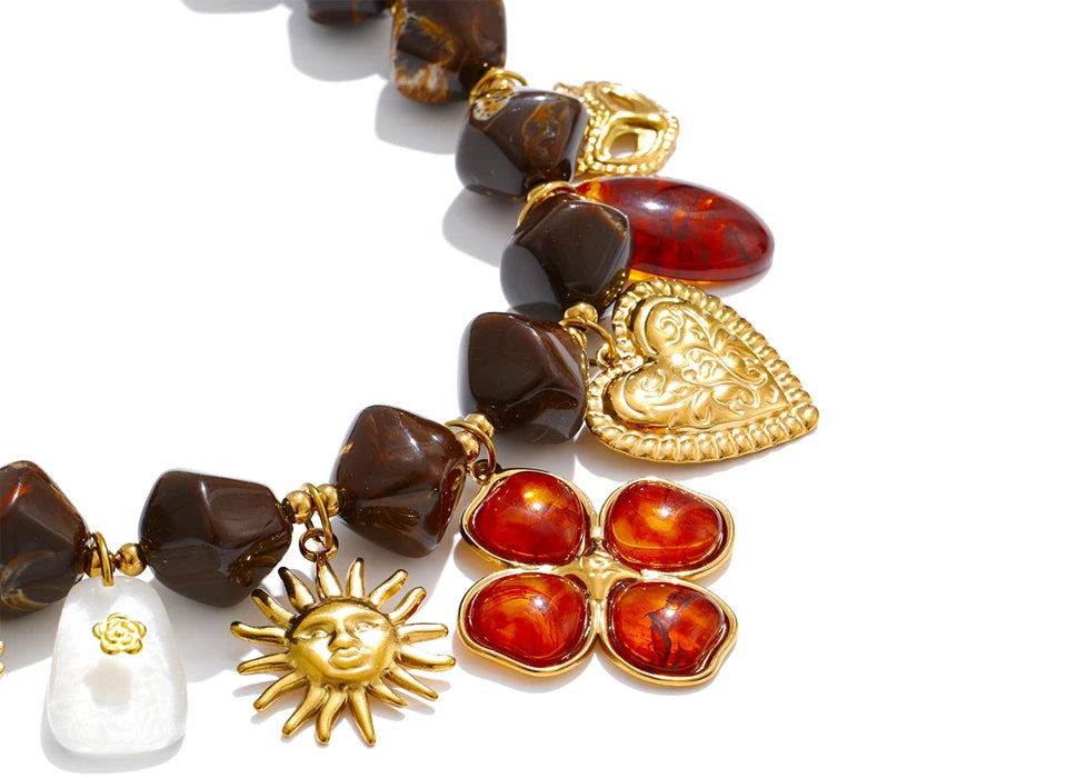 Resin acrylic heart necklace in gold-plated stainless steel with resin and acrylic.