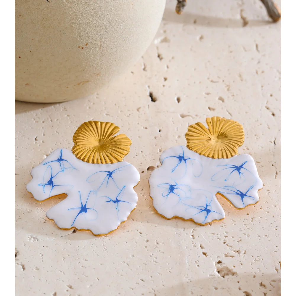 White enamel flower earrings in gold-plated stainless steel with enamel.