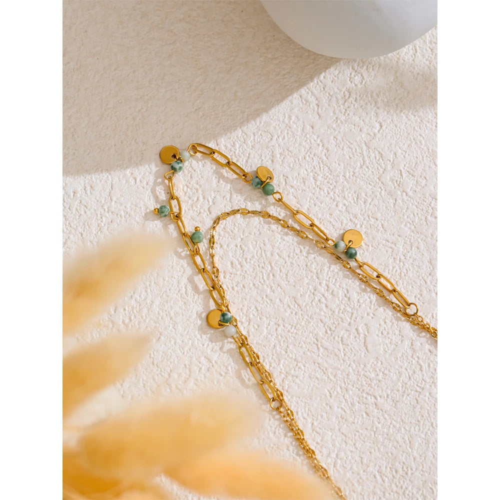 Green natural stone geometric necklace in gold-plated stainless steel with natural stone.