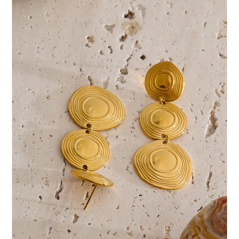 Geometric earrings in gold-plated stainless steel.