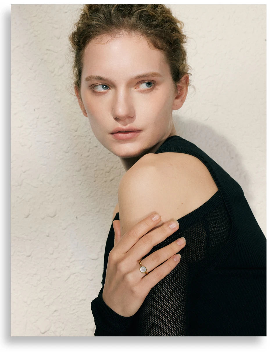 Shell geometric ring in 18K gold-plated stainless steel with shell.
