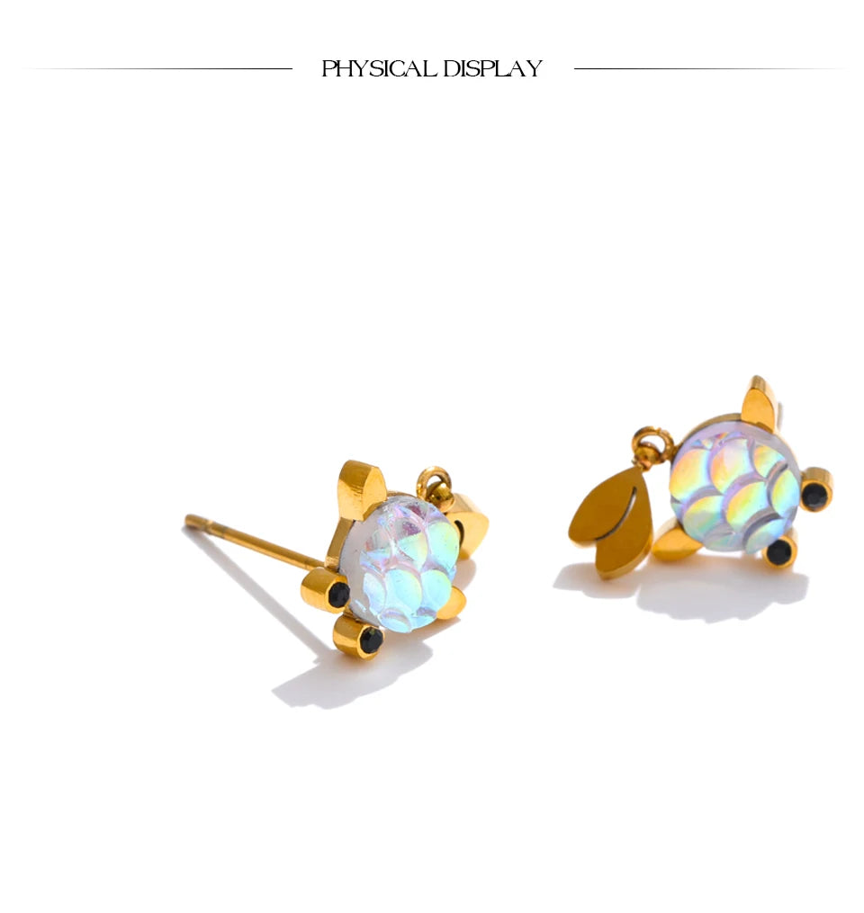 Resin multi-color geometric earrings in gold-plated stainless steel with resin.