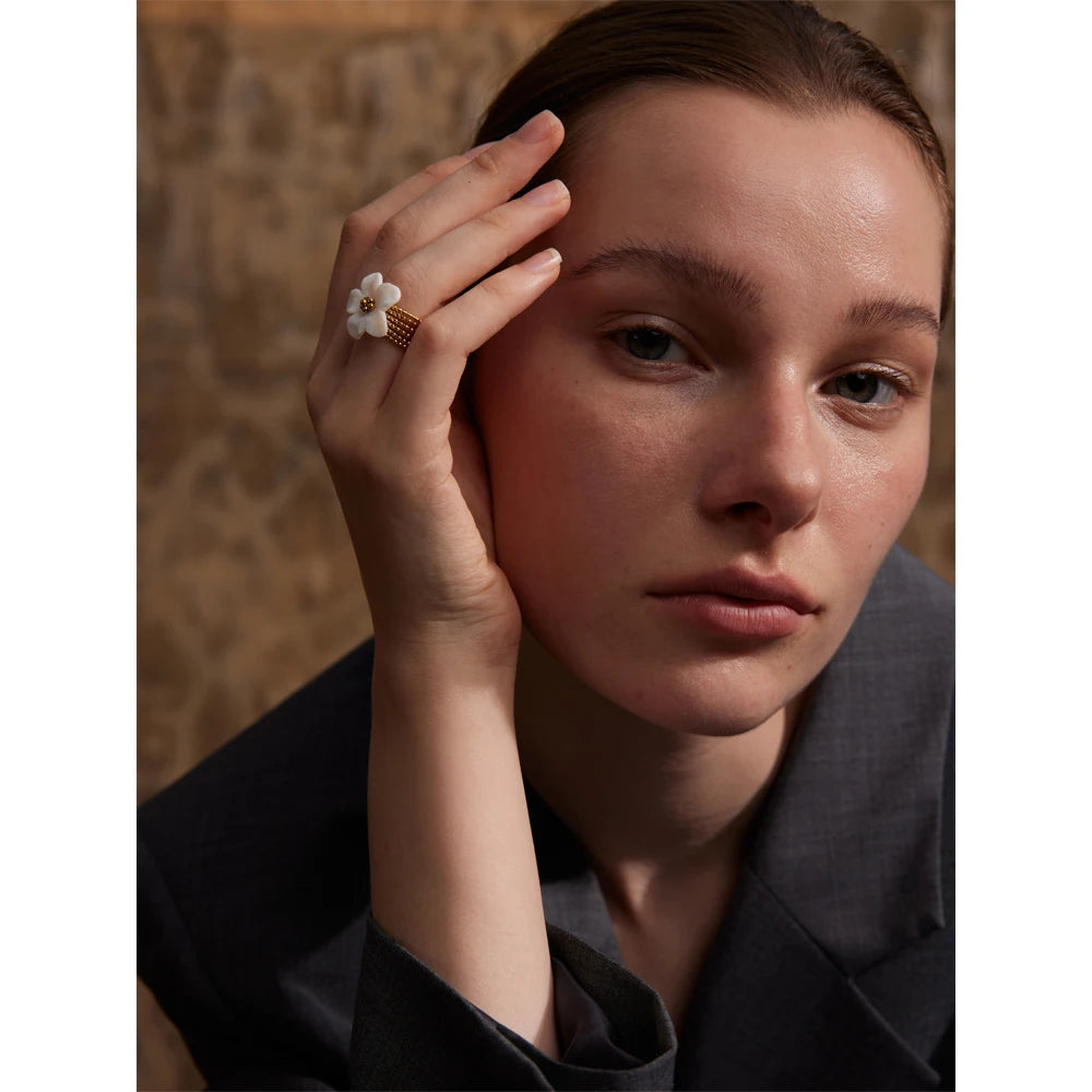 Shell flower ring in 18K gold-plated stainless steel with shell.