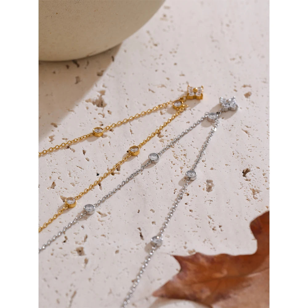Cubic zirconia flower necklace in gold-plated stainless steel with cubic zirconia.