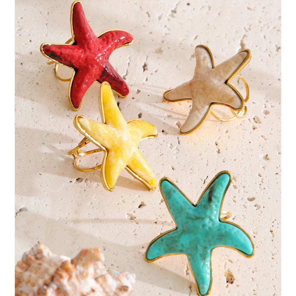 Resin acrylic star ring in 18K gold-plated stainless steel with resin and acrylic.