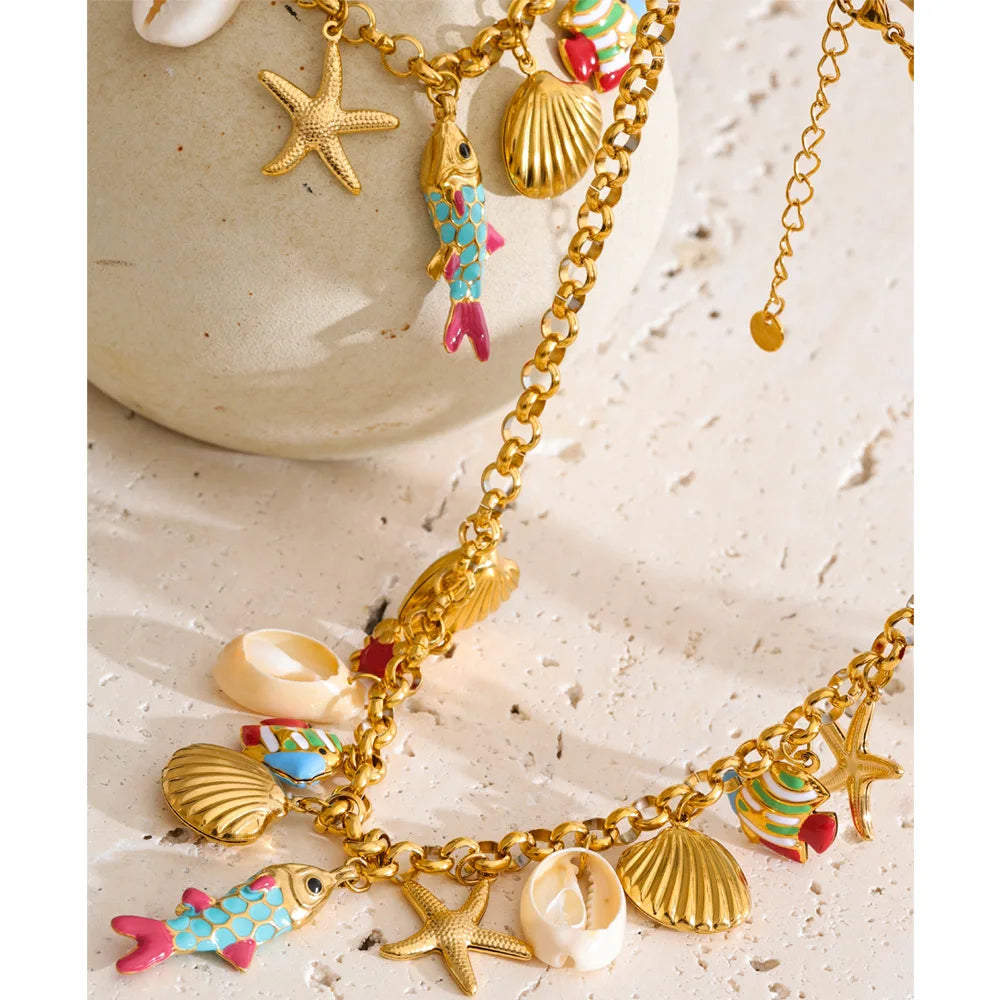 Shell enamel star necklace in gold-plated stainless steel with shell and enamel.